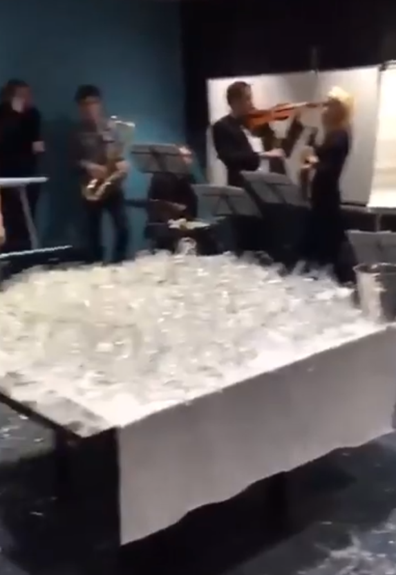 Как карточный домик: на корпоративе в банке бармен эффектно разбил "пирамиду" из бокалов Как карточный домик: на корпоративе в банке бармен эффектно разбил "пирамиду" из бокалов