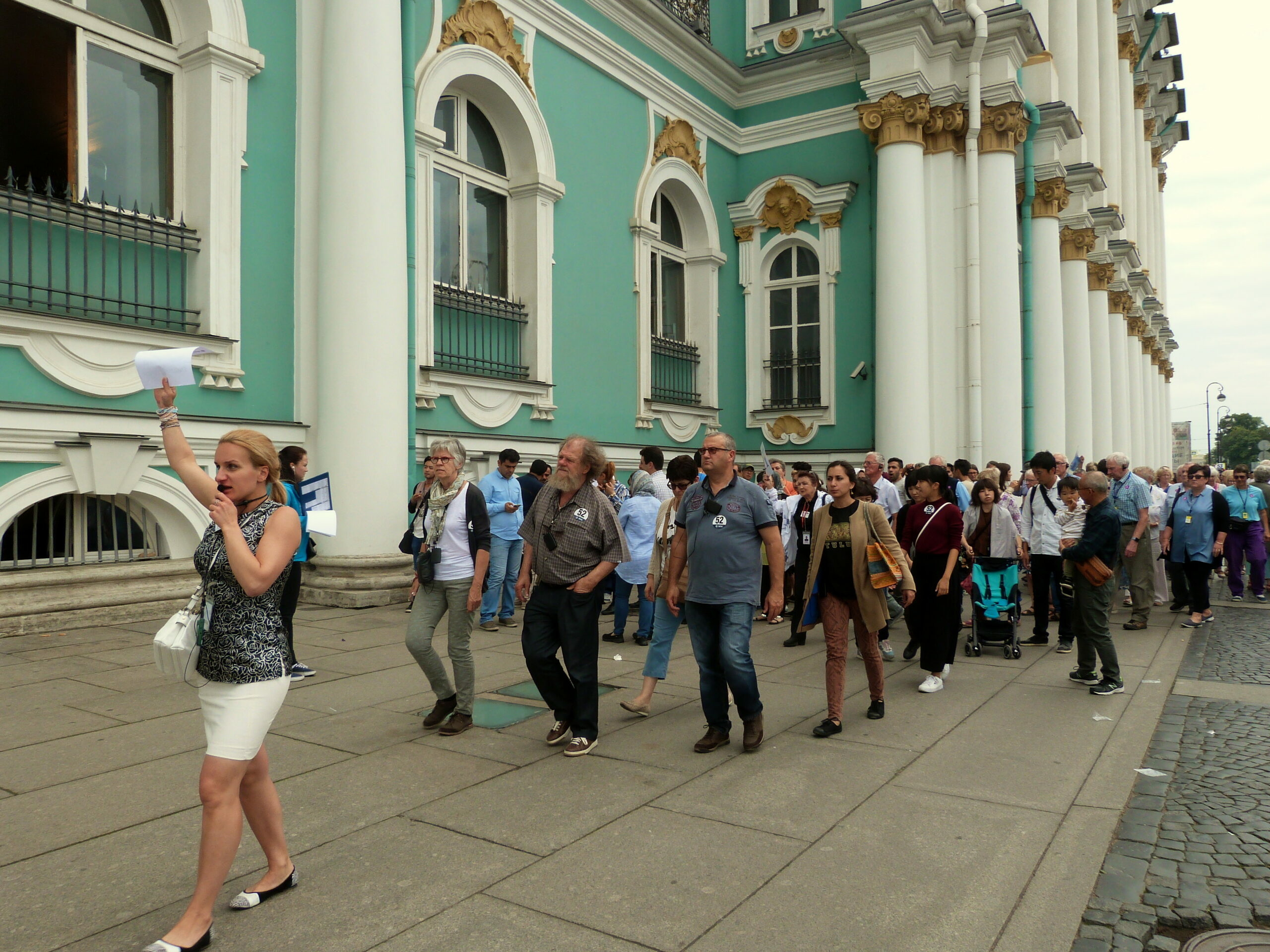 Жители города санкт петербург. Эрмитаж туристы. Экскурсоводы Санкт-Петербурга. Туристы в Петербурге. Экскурсовод в Петербурге.