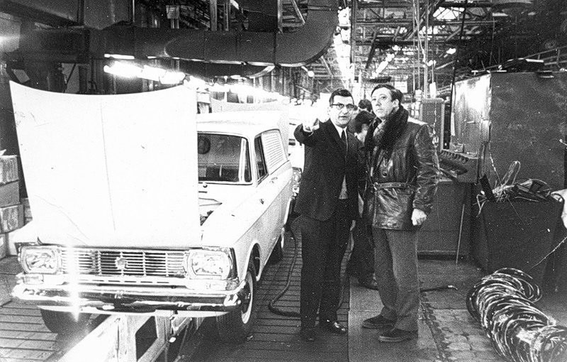 Юрий Никулин во время посещения завода АЗЛК (1971-й год): на конвейере — редкий грузовой фургон Москвич-434 никулин, редкие, фото