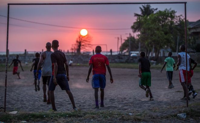 Мужчины почти каждый день собираются недалеко от гостиницы, чтобы поиграть в футбол. африка, бедность, бездомные, история, факты, фото