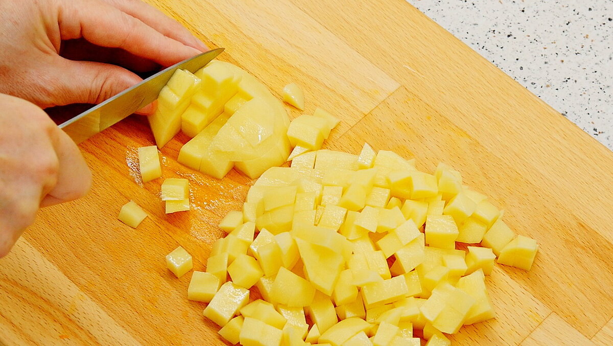 2-3 средних картофелины режем мелкими кубиками или как вы обычно режете картошку в суп. Пока складываем её в воду, чтобы не потемнела. 