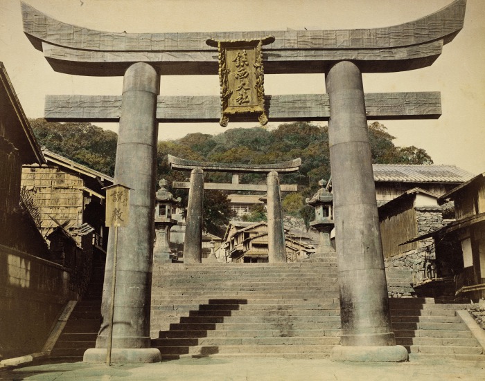 Ритуальные врата, которые устанавались перед святилищами японской религии синто.