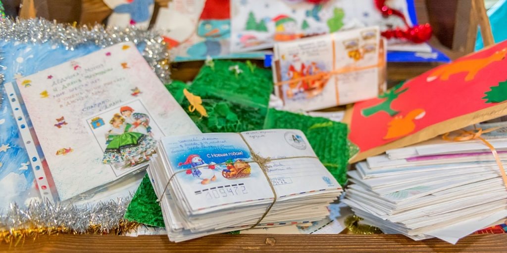Ученики школы №2005 передали бабушкам и дедушкам свыше 200 открыток