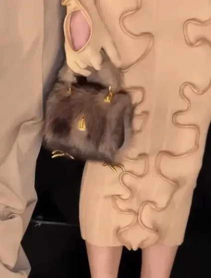 Скандал в мире моды: российский дизайнер обвинила бренд Schiaparelli в плагиате её сумок Джозефинны, Schiaparelli, бренд, дизайнер, Розберри, Эмбройдери, сказкам, крупный, ножки, воровать, русского, изделий, уникальная, плагиате, телеграмканале, своём, однако, ЭмбройдериСумка, сумки, сумок