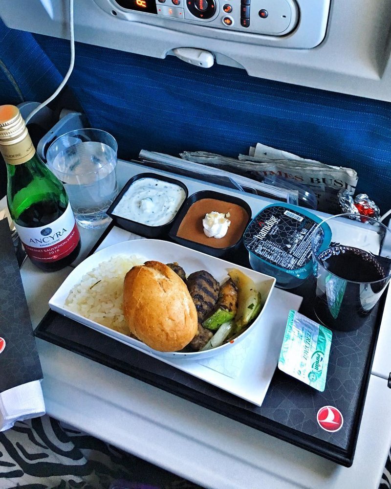 Как выглядит питание на борту самолетов разных авиакомпаний авиатур