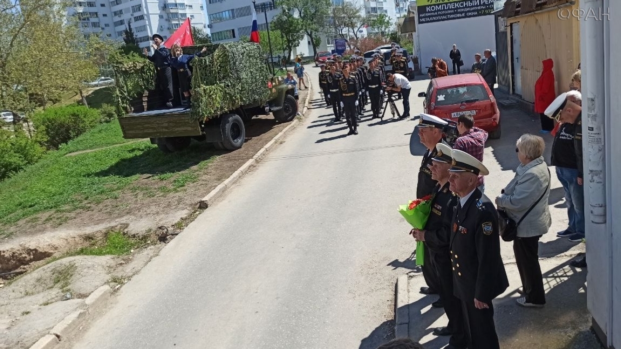 Парад Победы под окнами ветерана ВОВ в Севастополе растрогал присутствующих до слез