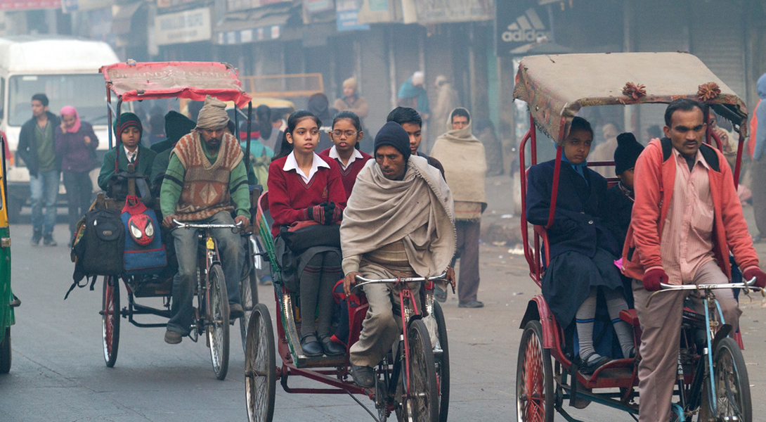 Нью-Дели
Индия
Большинство преждевременных смертей в Нью-Дели связано с сильнейшим загрязнением воздуха. Согласно докладу Всемирной организации здравоохранения, сделанному еще в 2014 году, Нью-Дели держит первое место среди всех 1600 городов мира: уровень загрязнения воздуха здесь в 10 раз превышает допустимый максимум. 