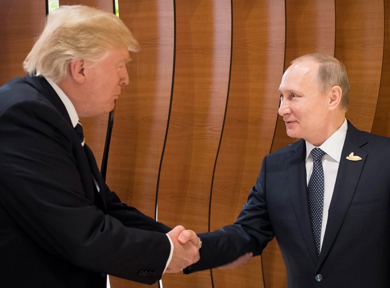 Рукопожатие Владимира Путина с Дональдом Трампом на саммите G20 