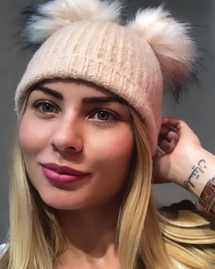 Девушки в зимних шапочках 