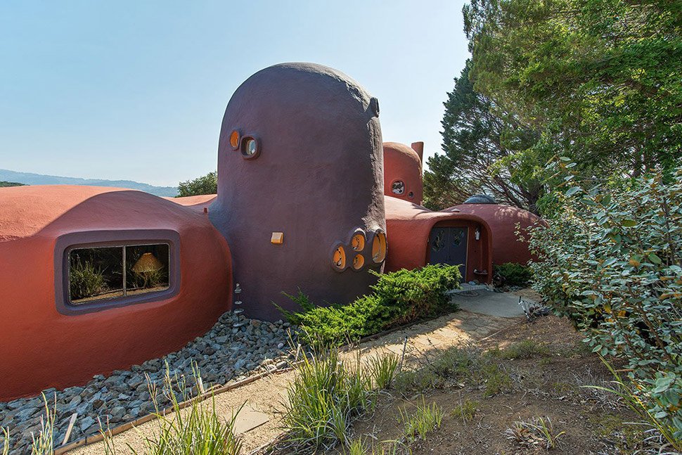 Странный дом Флинстоунов в Калифорнии, который никто не хочет покупать