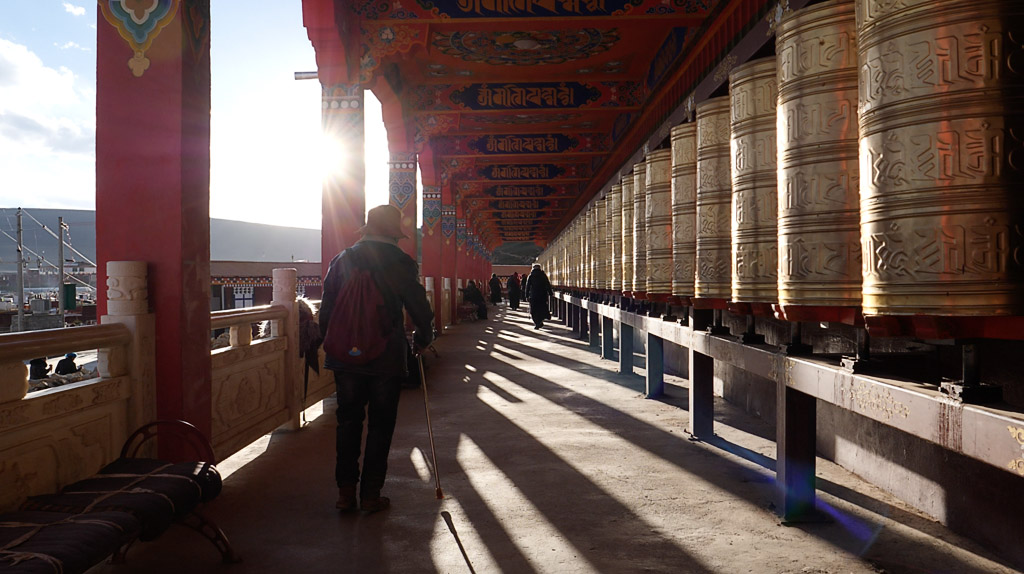 Академия Ярчен Гар: затерянный город-монастырь в Тибете Академия Ярчен Гар: затерянный город-монастырь в Тибете автотуризм