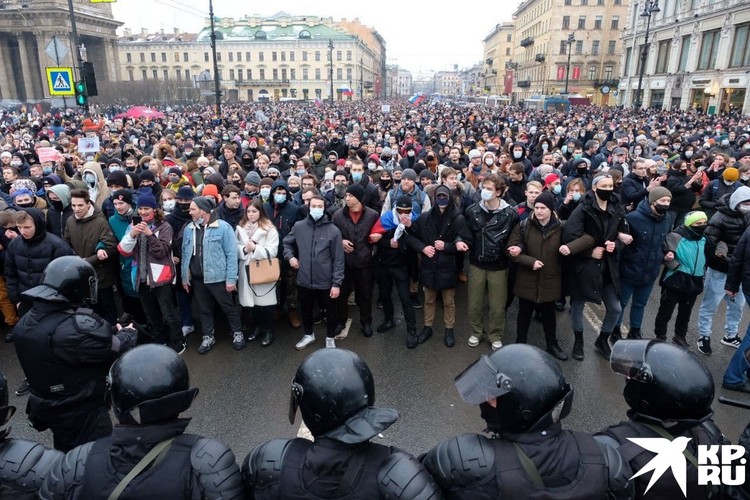 Противостояние ОМОНа и протестующих