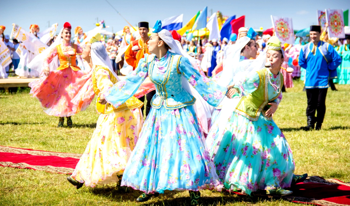 Народные гуляния татар во время праздника "Сабантуй". Фото взято из открытых источников