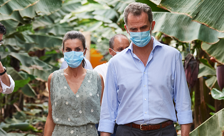 Король Филипп и королева Летиция на Канарских островах: как выглядит первый официальный тур монархов после пандемии