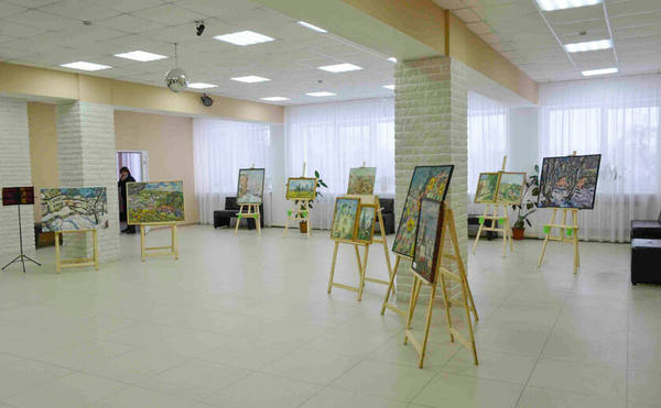 В Чекалине открылась выставка картин о малых исторических городах России