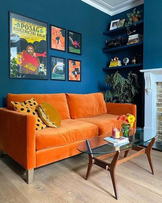 7 замечательных интерьеров, где яркий диван стал основой идеи для дома,интерьер и дизайн
