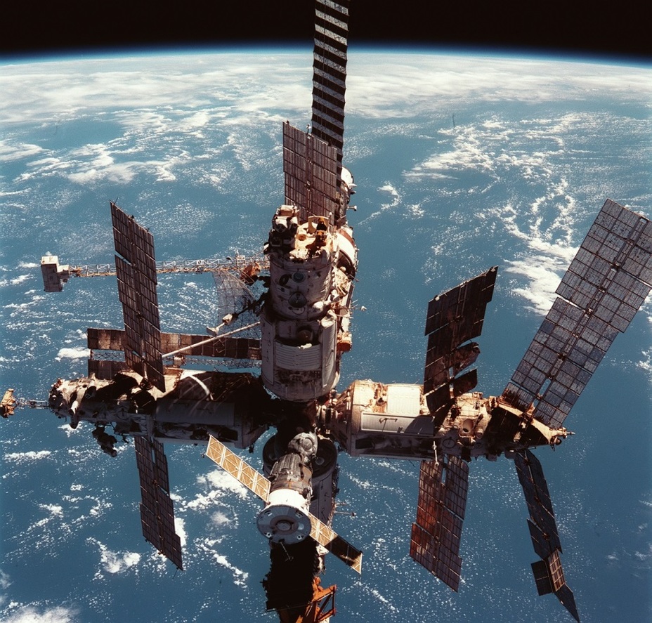 ​Орбитальный комплекс «Мир» в июне 1998 года. NASA spaceflight.nasa.gov - Туристом на орбиту | Warspot.ru