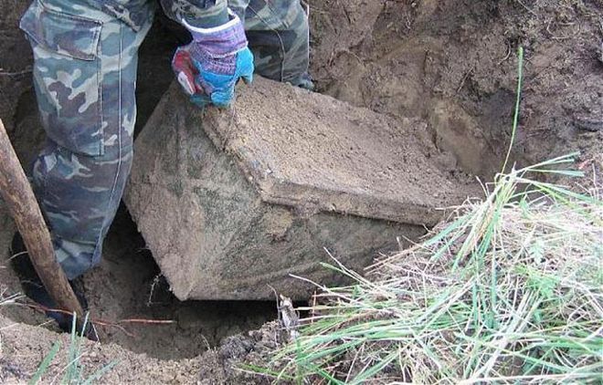 Во время раскопок археологи нашли покрытый грязью ящик. Лучше бы они его не открывали!