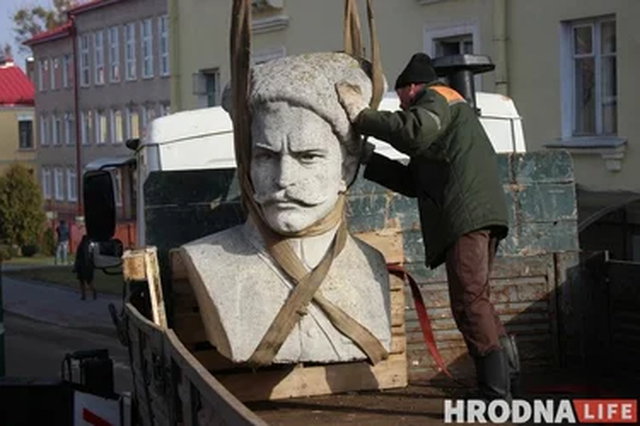 Родственники Чапаева попросили Лукашенко отдать в Россию памятник, демонтированный в Гродно