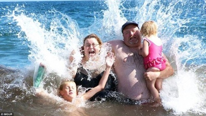 Большая волна вряд ли испортит весь ваш отпуск, но семейную фотографию испортить точно может! животные, люди и животные, неудачные моменты, туристы, фейлы
