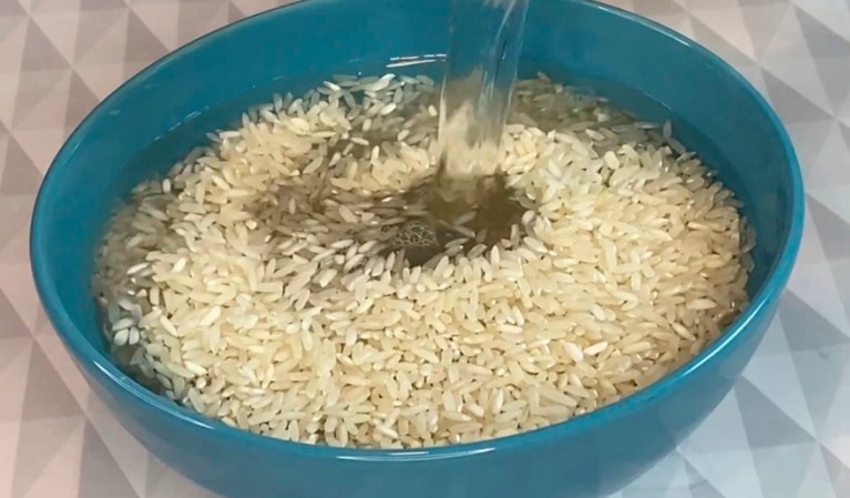 Вкусный рис на сковороде без варки