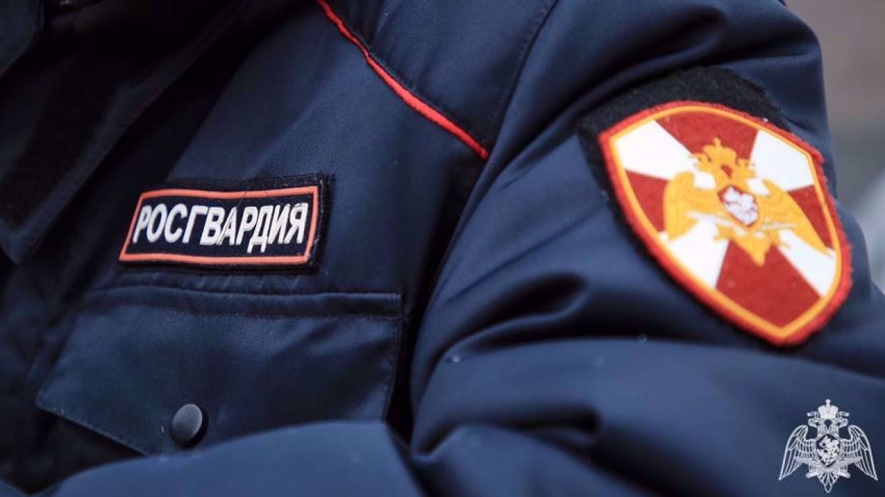 В Иркутской области сотрудники Росгвардии спасли мужчину из горящей квартиры