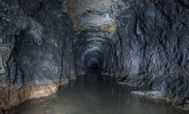 Бесконечный тоннель в Уральских горах: черные копатели шли три часа под землей заброшенный тоннель,Пространство,путешествие в гору,путь в горе,сталкер,черные копатели