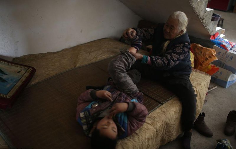 76-летняя бабушка ежедневно проходит 24 километра, чтобы отвезти внука-инвалида в школу бабушка, в мире, внук, забота, инвалид, люди, школа