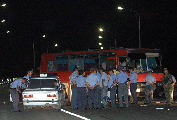 Милиционеры осматривают автобус. 31 июля 2001 года 