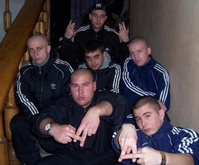 Средой обитания этого вида являются подъезды многоквартирных домов, чем старше дом - тем колоритнее обитатели. быдло, гопники, подъезды, фотографии