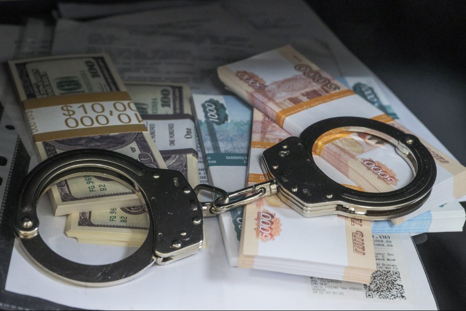 Подвела жадность: Майор-взяточник переплюнул полковника Захарченко своими сборами 