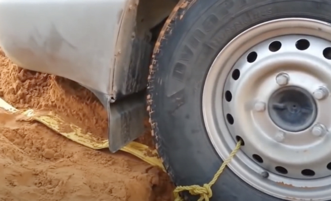 Вытаскиваем машину из грязи с помощью мешка с песком. Арабский способ борьбы с бездорожьем Культура