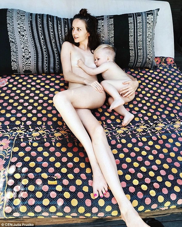 Московская бизнесвумен разделась в поддержку грудного вскармливания грудное вскармливание, кормящая мать, фото