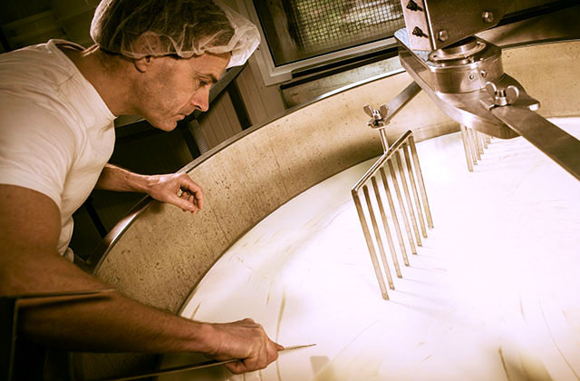 Зачем в сыре дырки? 