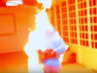 YouTube ВИДЕО: в Кувейте телеведущий поджег гостя в прямом эфире