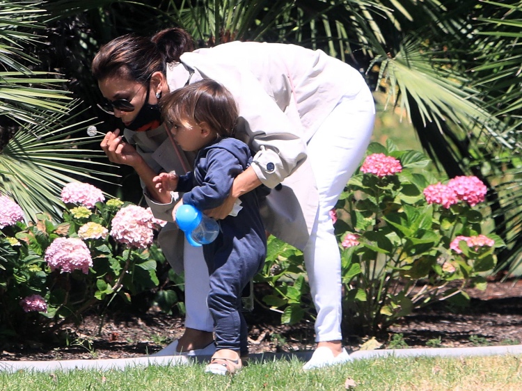 Познавая мир: Ева Лонгория и ее сын Сантьяго исследуют парк возле дома Познавая мир: Ева Лонгория и ее сын Сантьяго исследуют парк возле дома Дети,Дети знаменитостей