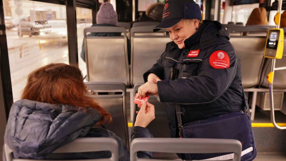 Контролеры подарили москвичам лимитированные билеты «Единый» на трамвайном маршруте № А