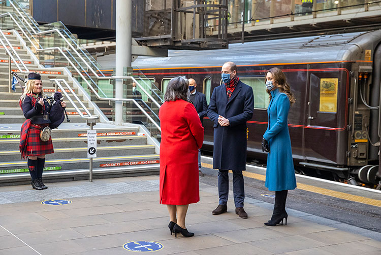Рождественский экспресс: принц Уильям и Кейт Миддлтон приехали в Эдинбург Монархи,Британские монархи