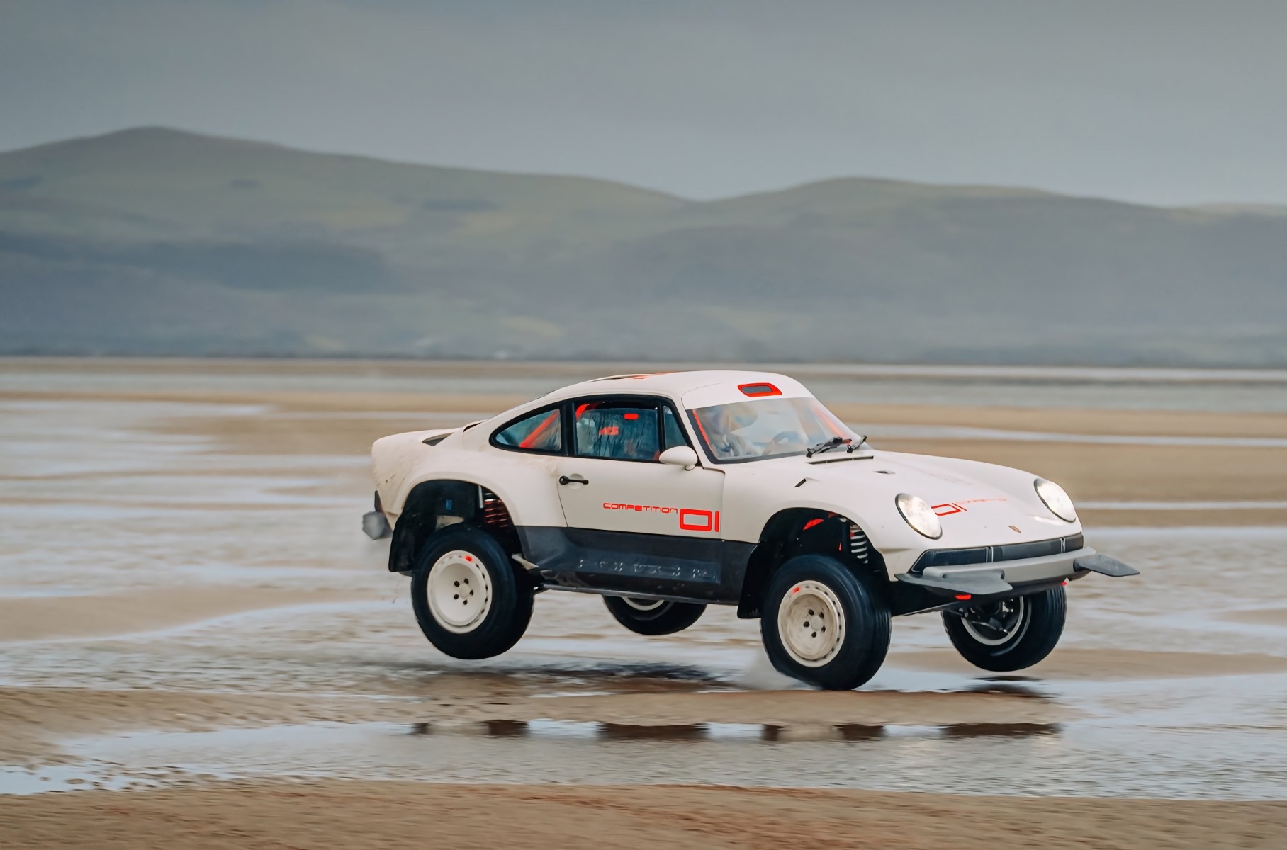 Porsche 911 превратили в экстремальный внедорожник Porsche 911 превратили в экстремальный внедорожник Новости