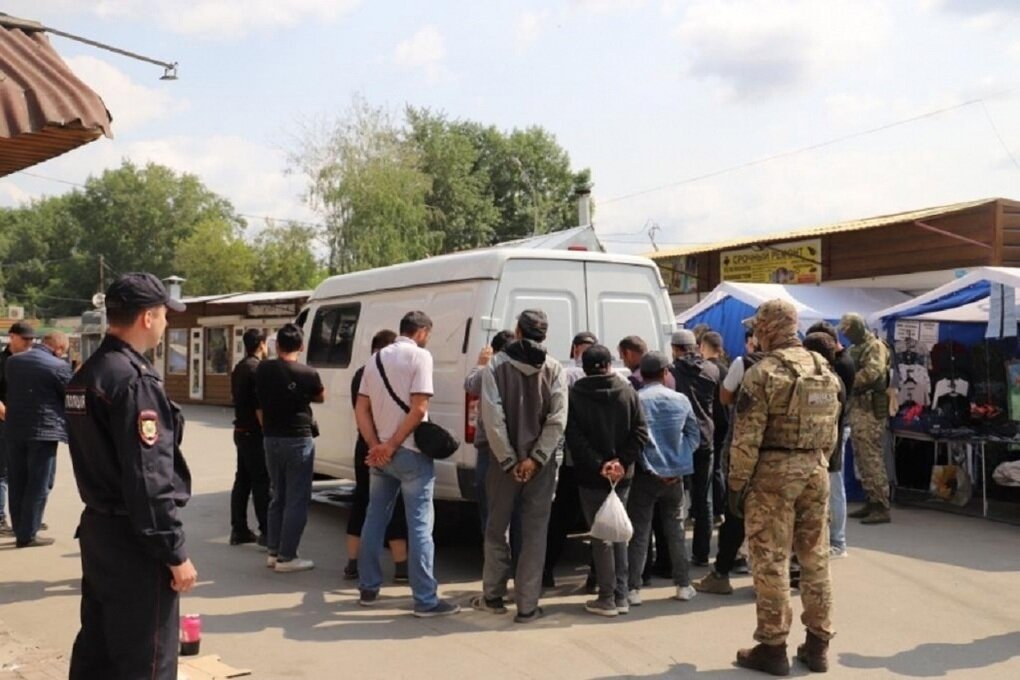 Лед тронулся: в Новосибирске семью мигрантов депортировали за плохое поведение ﻿