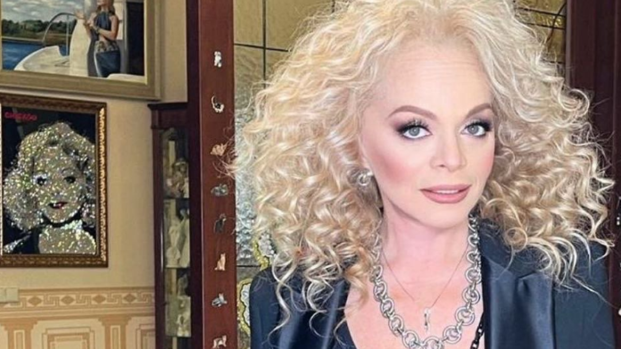 На зависть молоденьким: Долина в мини-шортах вызвала восхищение поклонников