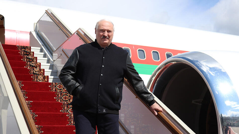 Лукашенко в шутку пожаловался на отсутствие повышения зарплаты