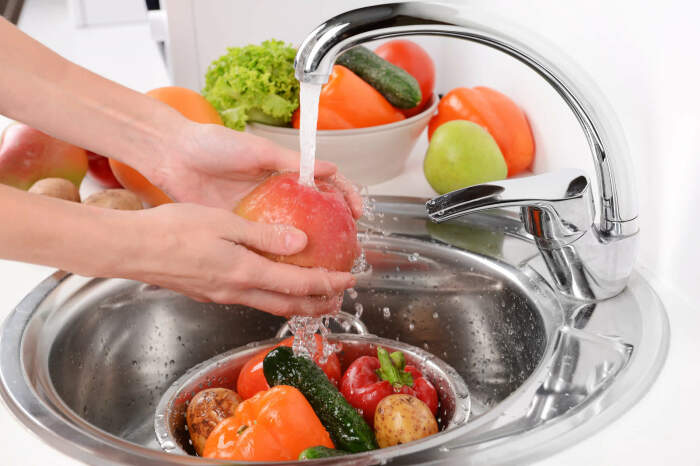 Какие продукты мыть перед употреблением вредно, а какие – обязательно, хотя многие делают наоборот готовим дома,полезные советы