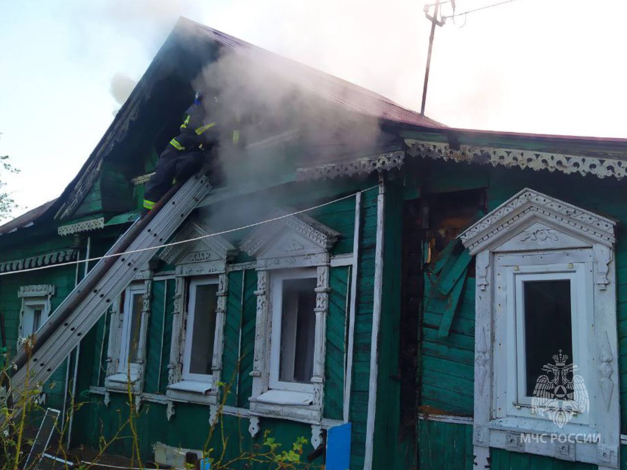 В Иванове полицейские и военный вытащили из горящего дома двоих пенсионеров