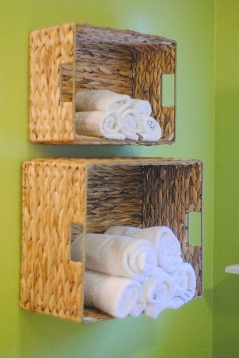 Хороший вариант для хранения полотенец, который создан благодаря обычным плетенным корзинам.