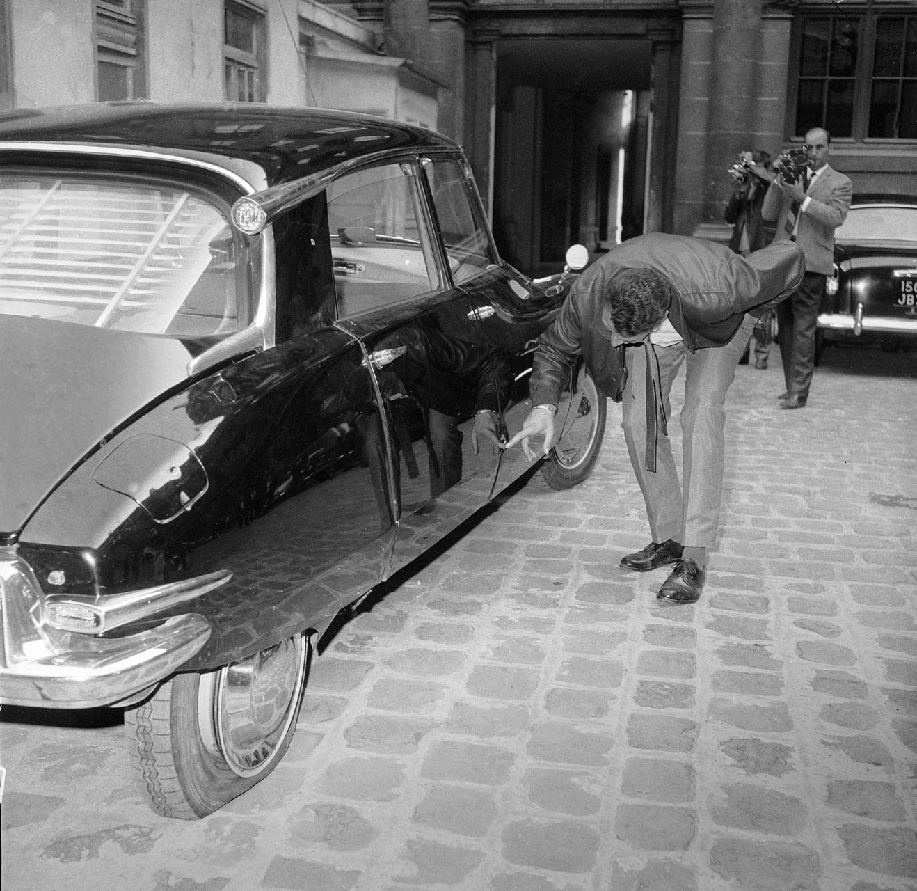 Инспектор осматривает автомобиль Шарля де Голля после покушения