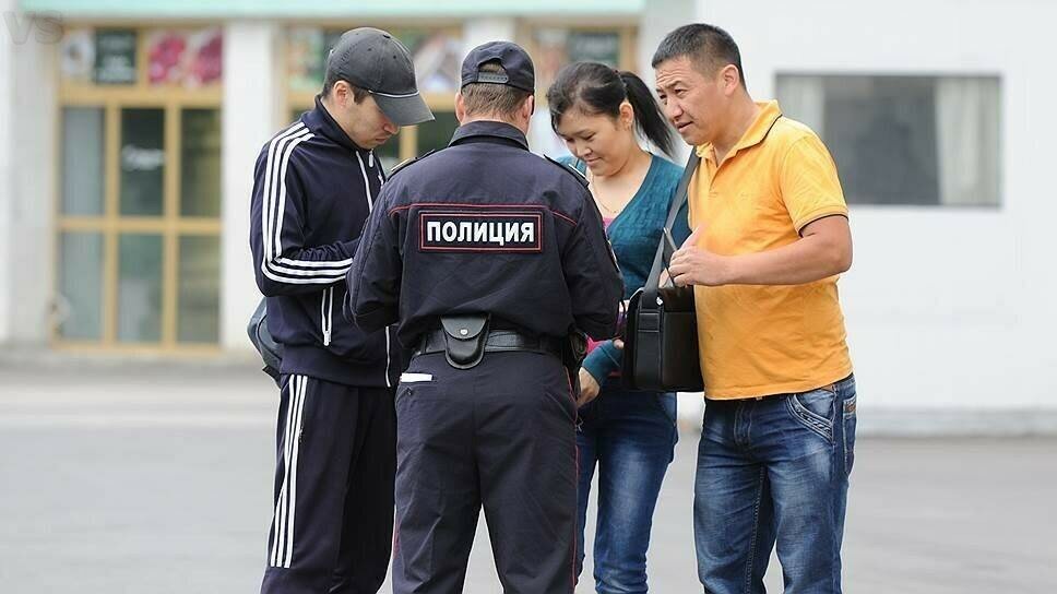 Проверка мигрантов в москве. Преступность мигрантов. Мигранты и полиция. Мигранты Киргизии в Москве полиция. МВД мигранты.