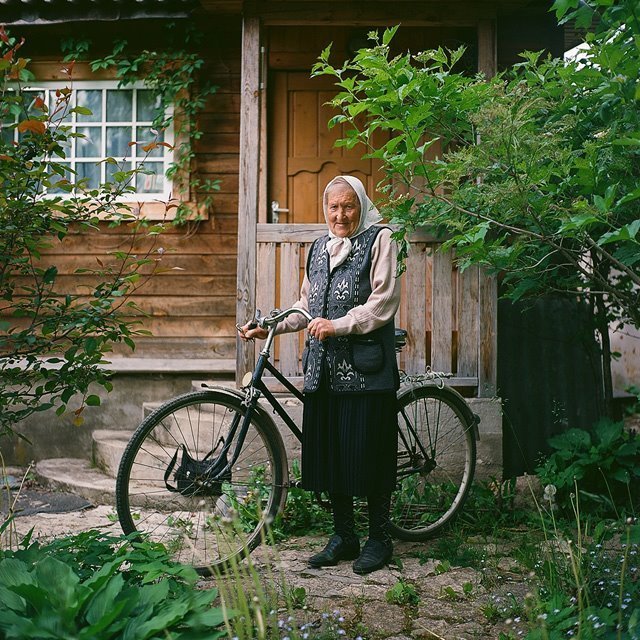 Ольга Ивановна куда угодно может приехать на велосипеде Изборск, варвара лозенко, русская деревня, фотография