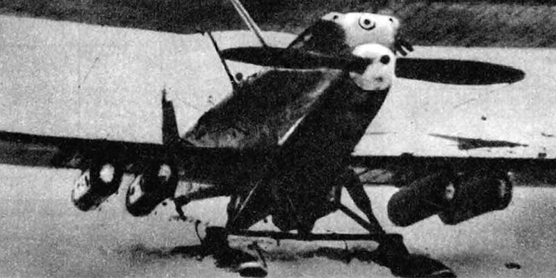 Самолёт Р-5 с кассетами Гроховского для десантирования собак