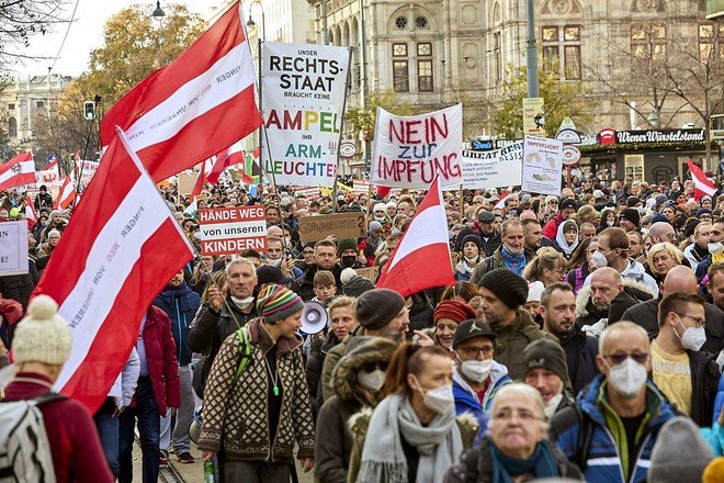 В Вене 35 тысяч человек вышли на акцию протеста против COVID-ограничений